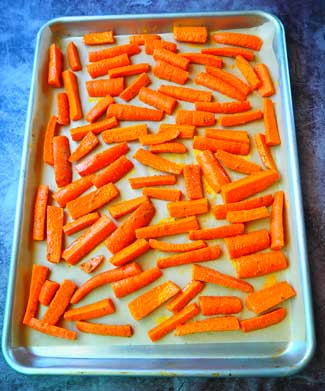 Roasted-Carrots-with-Turmeric-on-a-Baking-Sheet